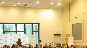 La doctora Yanira Cruz, presidente de NHCOA,  se dirige a un grupo de la tercera edad, en El Sereno. Uno  de los problemas más serios que enfrentan las personas mayores es la falta de vivienda.