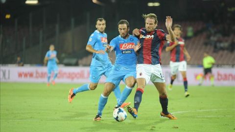Gonzalo Higuain (I) durante su debut en la Serie A contre el Bolonia el pasado domingo.