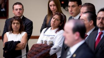 Julieta González, al centro, madre de  Jennifer Robles, uno de los secuestrados del bar Heaven, escucha al Fiscal Rodolfo Ríos.