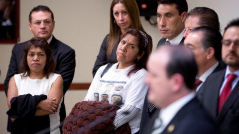 Julieta González, al centro, madre de Jennifer Robles, uno de los secuestrados del bar Heaven, escucha al Fiscal Rodolfo Ríos.