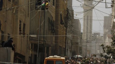 Calles abarrotadas de gente durante el entierro de los tres palestinos muertos por fuego del Ejército israelí en el campo de refugiados.