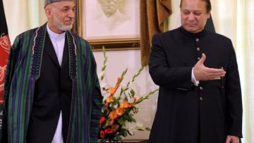 El presidente de Afganistán, Hamid Karzai (izq.), se reúne con el primer ministro de Pakistán, Nawaz Sharif, en Islamabad (Pakistán), ayer.