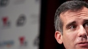 El alcalde Eric Garcetti expresó preocupación por el medio ambiente y los trabajos de casi 16 millones de personas.
