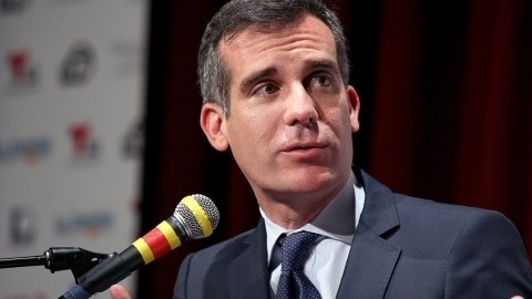 El alcalde Eric Garcetti expresó preocupación por el medio ambiente y los trabajos de casi 16 millones de personas.