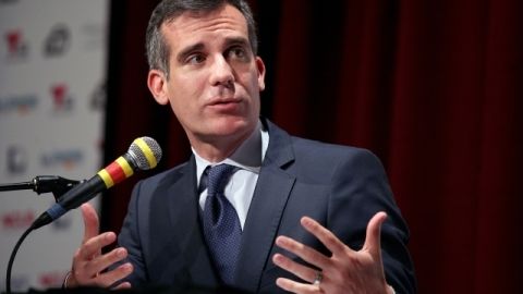 El alcalde Eric Garcetti expresó preocupación por el medio ambiente y los trabajos de casi 16 millones de personas.