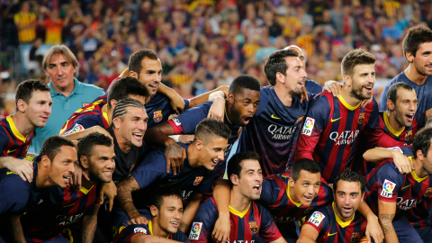 Los jugadores del Barcelona posan con la Súpercopa, título que conquistaron tras imponerse por un gol de visitante al Atlético de Madrid
