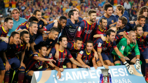 Los jugadores del Barcelona posan con la Súpercopa, título que conquistaron tras imponerse por un gol de visitante al Atlético de Madrid