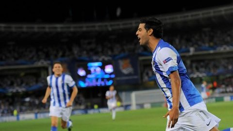 El delantero mexicano Carlos Vela celebra uno de sus dos goles, en el triunfo 2-0 de la Real Sociedad sobre Olympique de Lyon
