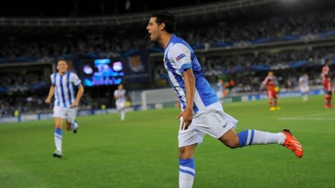 El delantero mexicano Carlos Vela celebra uno de sus dos goles, en el triunfo 2-0 de la Real Sociedad sobre Olympique de Lyon