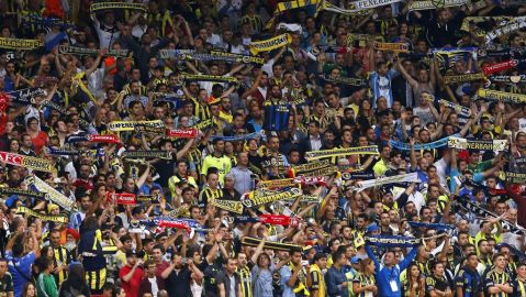 La afición del equipo turco se quedará sin competencias continentales por dos años.