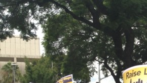 Cientos de trabajadores protestaron frente al edificio de la Junta de Supervisores pidiendo aumento de salario digno.