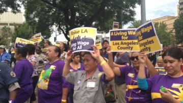 Cientos de trabajadores protestaron frente al edificio de la Junta de Supervisores pidiendo aumento de salario digno.