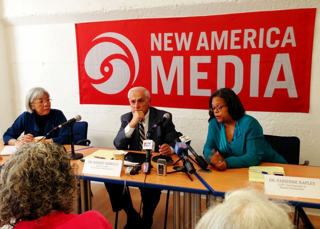 Al centro, un reflexivo Robert Agrella en reunión con medios organizada por New America Media.