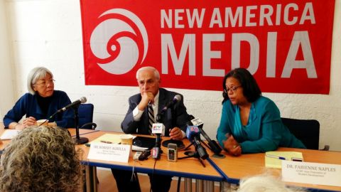 Al centro, un reflexivo Robert Agrella en reunión con medios organizada por New America Media.