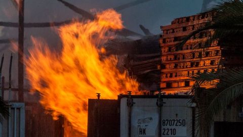 El incendio, en el interior del depósito de la compañía La Rosa USA, ardió más de seis horas.