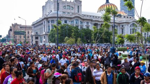 Marcha de maestros rumbo a la Residencia Oficial de Los Pinos.