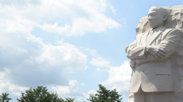 La multitud se reúne en la Piedra de Esperanza, del monumento de recordación a Martin Luther King Jr. en Washington.