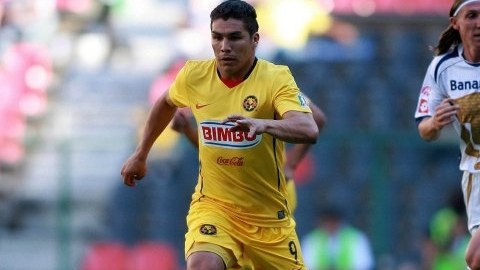 Inolvidable imagen en la que aparecen el delantero paraguayo Salvador Cabañas y el brasileño Leandro Augusto, en 2009
