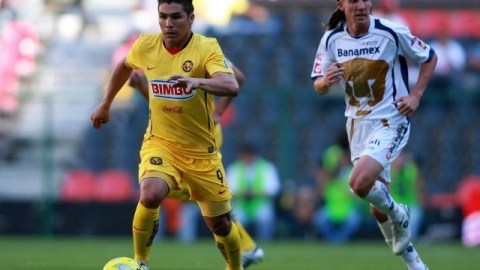 Inolvidable imagen en la que aparecen el delantero paraguayo Salvador Cabañas y el brasileño Leandro Augusto, en 2009