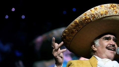Vicente Fernández y sus hijos confían en su mejoría.