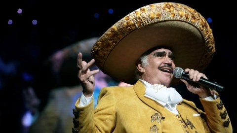 Vicente Fernández y sus hijos confían en su mejoría.