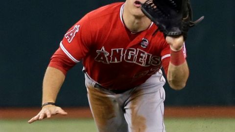 El jardinero central de los Angels, Mike Trout, al momento de realizar  una atrapada ante el batazo del jugador de Tampa Bay, Will Myers.