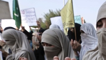 Un grupo de simpatizantes del principal partido islamista paquistaní, el Jamat e Islami, se manifiestan a favor de Mohamed  Morsi.