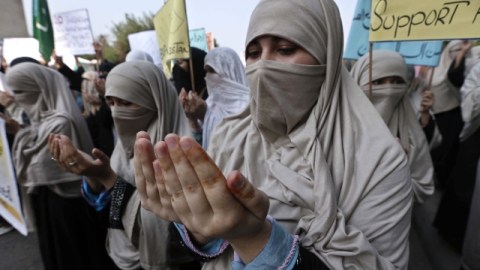 Un grupo de simpatizantes del principal partido islamista paquistaní, el Jamat e Islami, se manifiestan a favor de Mohamed Morsi.