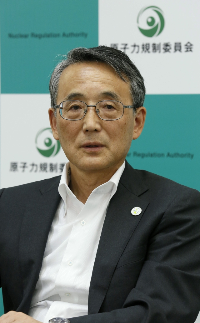 El presidente de la Autoridad de Regulación Nuclear de Japón (NRA), Shunichi Tanaka, escucha la pregunta de un periodiesta  en Tokio.