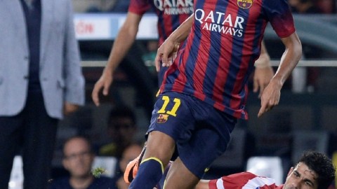 Neymar del Barcelona, elude a su compatriota brasileño Diego Costa, del Atlético Madrid.