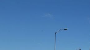 El cierre causó congestionamientos en los otros puentes, mientras equipos de construcción realizan labores de demolición y pavimentación.