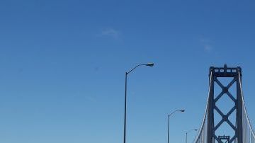 El cierre causó congestionamientos en los otros puentes, mientras equipos de construcción realizan labores de demolición y pavimentación.