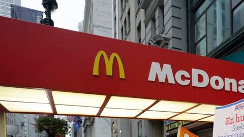 Manifestantes se concentraron este jueves en las afueras de un restaurante McDonald's de la Quinta Avenida en Manhattan.