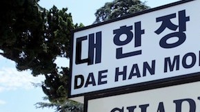 Los vecinos de Pico-Union se quejan de olores extraños que emanan de la funeraria Dae Han Mortuary.