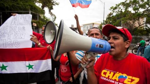 Los presentes lanzaban estribillos como "Siria y Venezuela, una sola bandera".