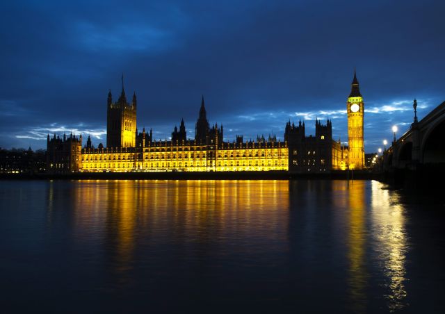 La moción no vinculante de Cameron fue derrotada por 13 votos, 285 en contra y 272 a favor en el Parlamento británico.