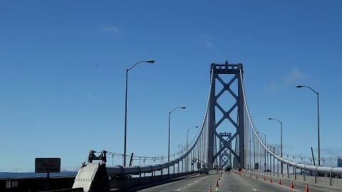 Equipos de construcción estarán trabajando durante los próximos 4 días en el tramo del puente de San Francisco-Oakland Bay que permanecerá cerrado al tráfico hasta la madrugada del martes.