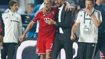 El técnico el Bayern Munich, Joseph Guardiola, se abraza con el delantero francés Franck Ribery