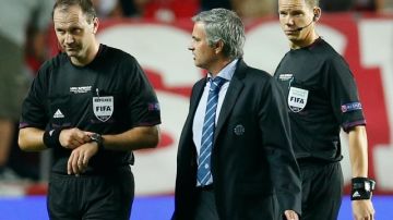 El técnico del Chelsea, José Mourinho, se quejó del arbitraje en la Súpercopa