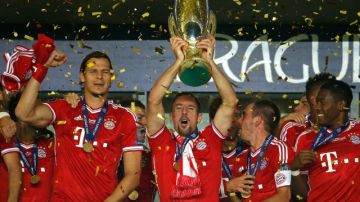 Franck Ribery levanta el trofeo de campeón de la Súpercopa de Europa