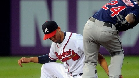 El paracorto de Atlanta,  Andrelton Simmons, no puede aplicar a tiempo el guante sobre Michael Bourn para obtener un doble play.