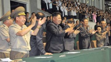 Kim Jong-un (cen.) asiste como espectador a un partido de futbol a pocos días después de que se ejecutara  a su supuesta ex novia.