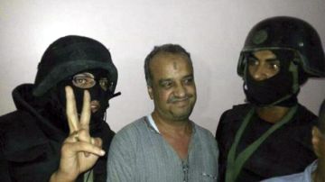 Mohamed el Beltagui (cen.), quien es el  brazo político de los Hermanos Musulmanes, tras ser arrestado, en Giza (Egipto), ayer.