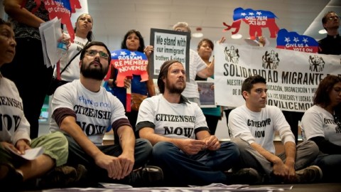 Unos 40 jóvenes soñadores ocuparon el vestíbulo del edificio donde está la oficina del congresista republicano Peter Roskam, en Chicago.