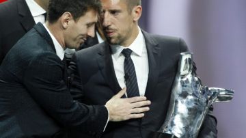 El argentino Lionel Messi (izq.) felicita al francés Franck Ribery por su premio como el Mejor de la UEFA.