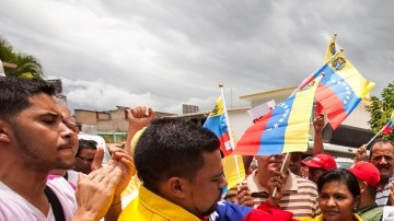 El embajador de Siria en Venezuela, Ghasan Abbas, recibe a un grupo que rechaza una posible intervención militar en su país.