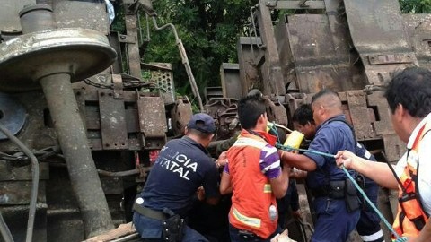 Policías y personal de Protección Civil mexicanos cuando intentaban el rescate  de víctimas del descarrilamiento del tren conocido por los migrantes como 'La Bestia'.