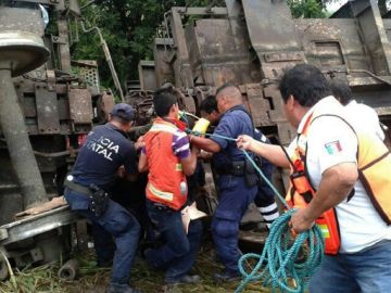 Policías y personal de Protección Civil mexicanos cuando intentaban el rescate  de víctimas del descarrilamiento del tren conocido por los migrantes como 'La Bestia'.