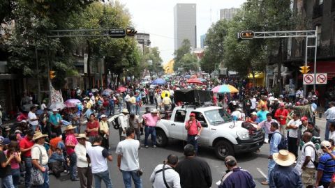 Integrantes de la Coordinadora Nacional de Trabajadores de la Educación (CNTE) se manifiestan  a las afueras de la Secretaría de Gobernación.