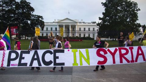 En diversas ciudades de Estados Unidos, como Washington D.C., ciudadanos se han congregado para pedir que no se intervenga militarmente en Siria.